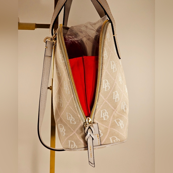 Dooney & Bourke Neutrals & Baby Pink Maxi Quilt Zip Zip Dome Satchel Crossbody - Picture 4 of 9